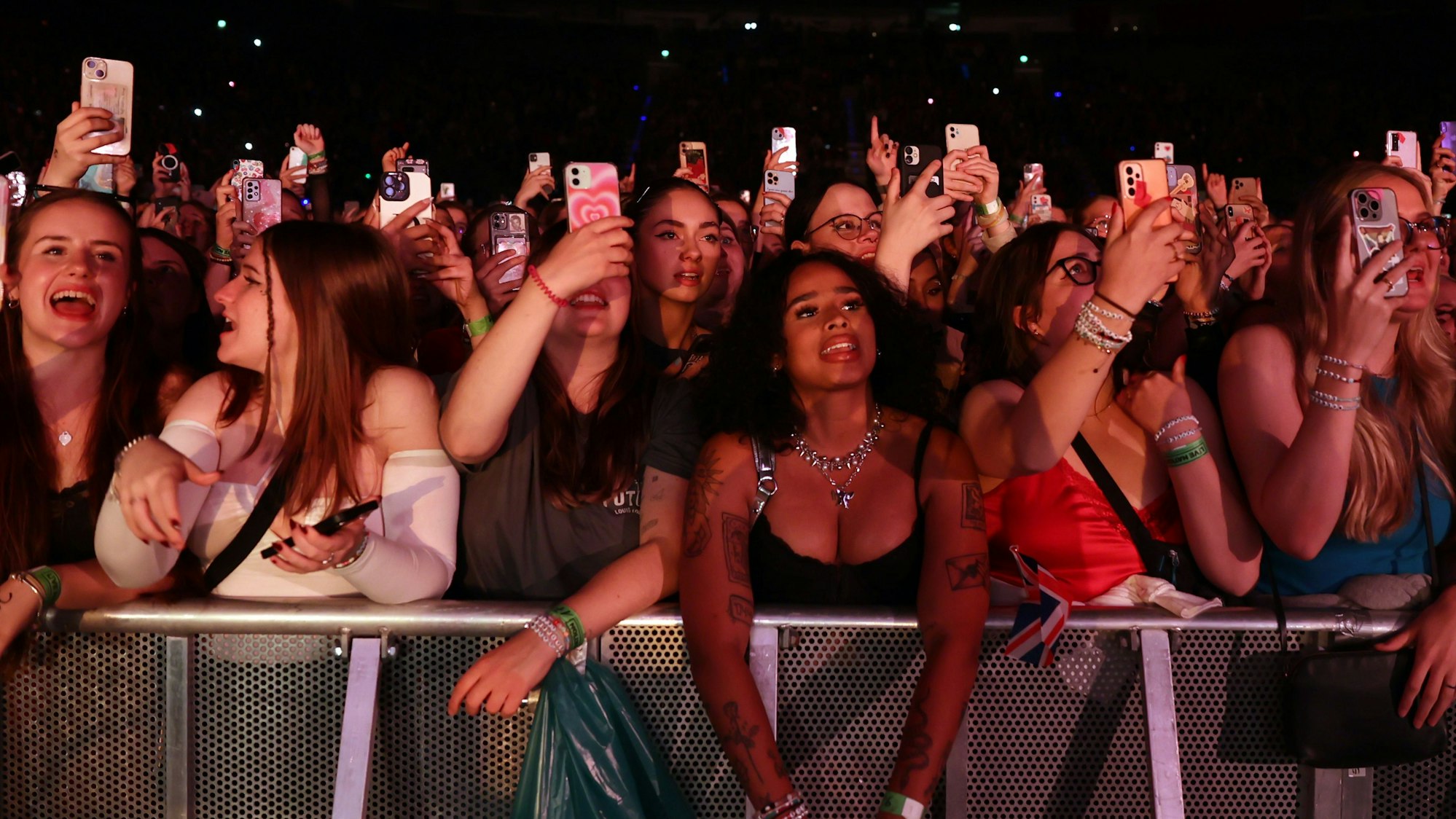 Als der Sänger um kurz nach 21 Uhr im Holzfällerhemd auf die Bühne kommt, wird er mit einem Kreischorkan begrüßt