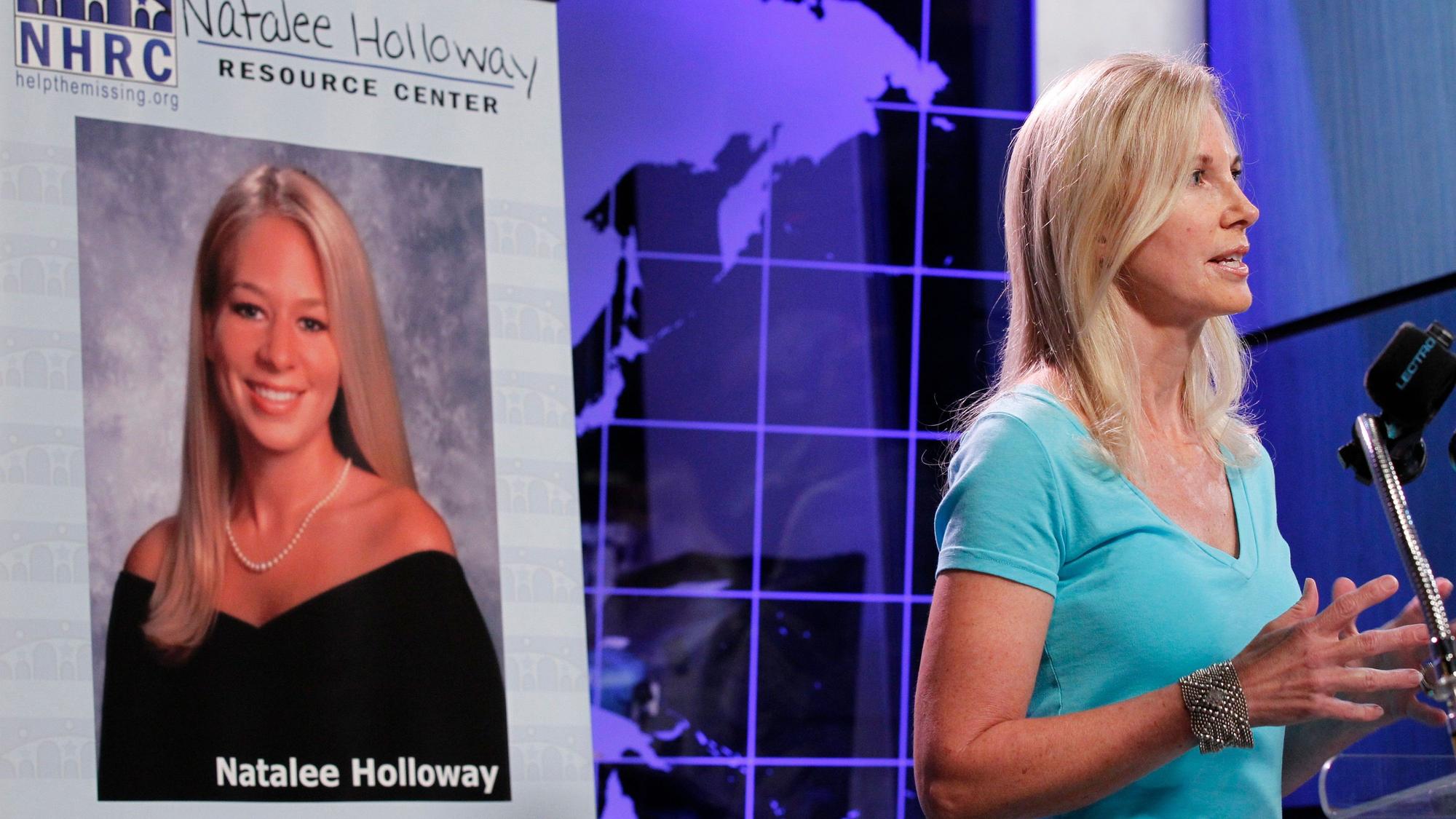 Beth Holloway spricht vor der Presse.