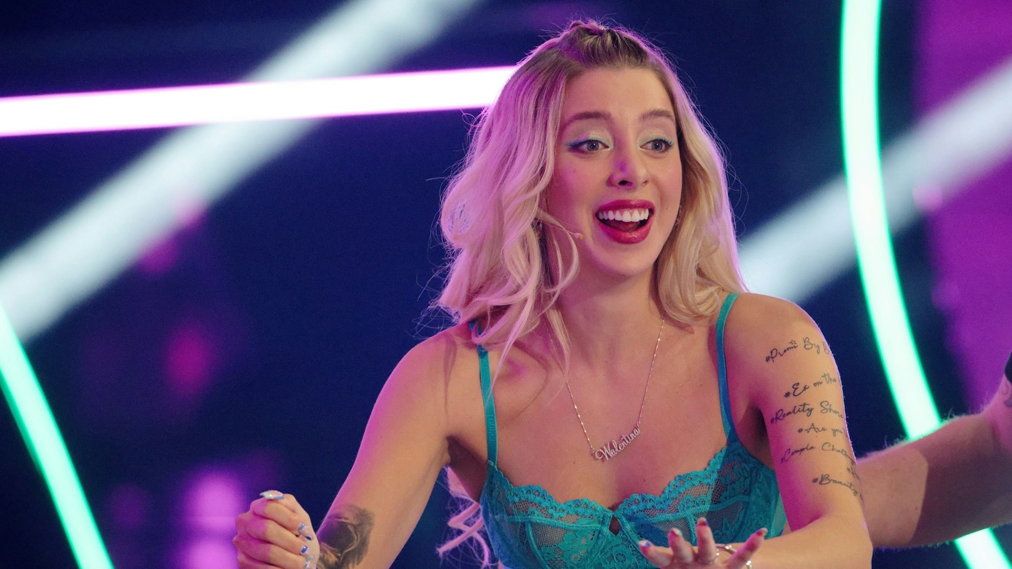 ARCHIV - 08.12.2022, Nordrhein-Westfalen, Köln: Die Influencerin Walentina Doronina steht im Finale der Reality-Show «Promi Big Brother» im Studio im Sat.1 Fernsehen.