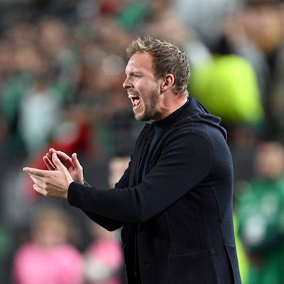 Julian Nagelsmann zeigte sich erneut hoch engagiert. Seine Garderobe fiel im zweiten Spiel als Bundestrainer allerdings weniger auffällig aus.