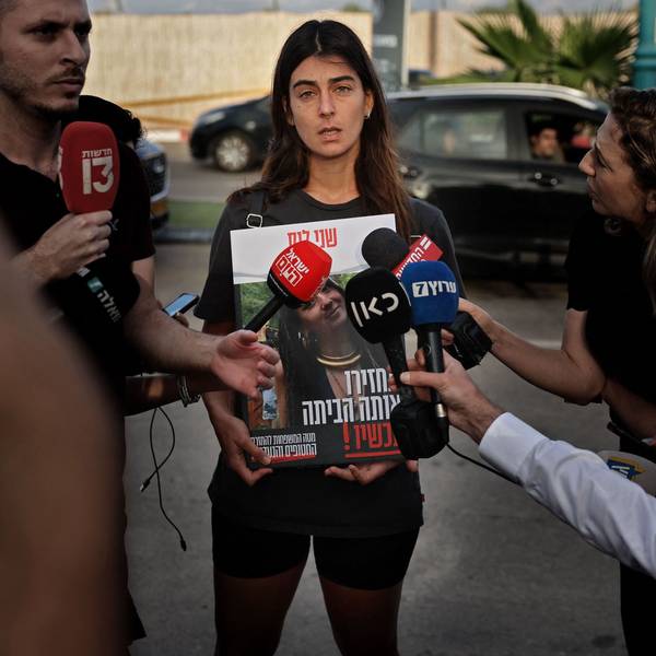 Die Cousine der Deutsch-Israelin Shani Louk, die von Hamas-Terroristen beim Angriff auf Israel verschleppt wurde, gibt Journalistinnen und Journalisten ein Interview.