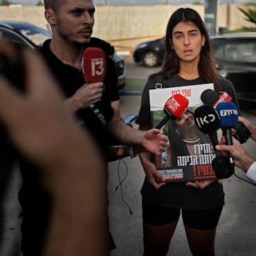 Die Cousine der Deutsch-Israelin Shani Louk, die von Hamas-Terroristen beim Angriff auf Israel verschleppt wurde, gibt Journalistinnen und Journalisten ein Interview.