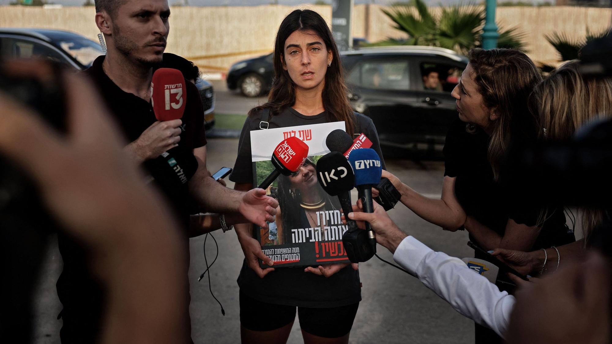 Die Cousine der Deutsch-Israelin Shani Louk, die von Hamas-Terroristen beim Angriff auf Israel verschleppt wurde, gibt Journalistinnen und Journalisten ein Interview.