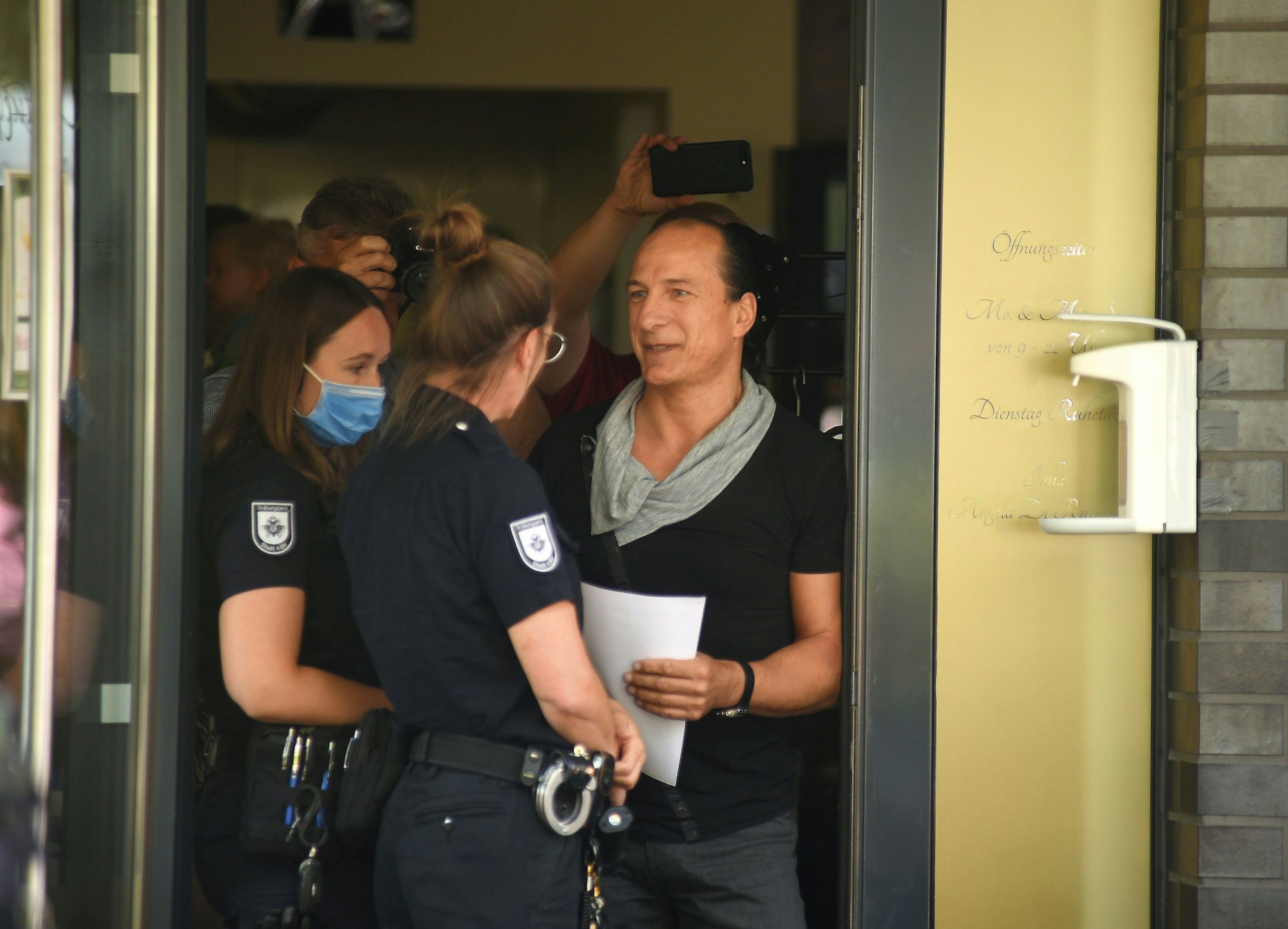 Peter Fitzek bei der Razzia in einem Restaurant in Holweide, das die Stadt im Juli 2020 schließen ließ. Das Lokal soll ein Treffpunkt für KRD-Anhänger gewesen sein.