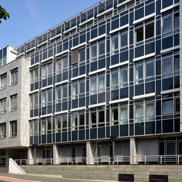 Die frühere Unitymedia-Zentrale auf der Aachener Straße vor dem Umbau zur Schule durch die „HIH Invest“.