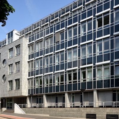 Die frühere Unitymedia-Zentrale auf der Aachener Straße vor dem Umbau zur Schule durch die „HIH Invest“.