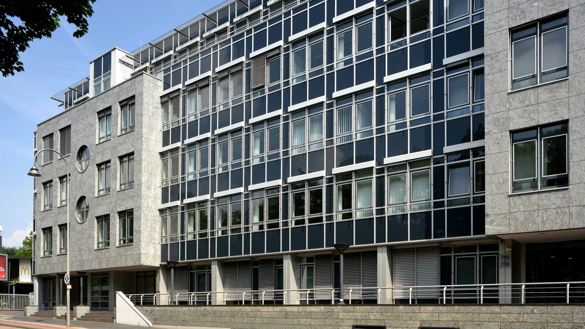 Die frühere Unitymedia-Zentrale auf der Aachener Straße vor dem Umbau zur Schule durch die „HIH Invest“.