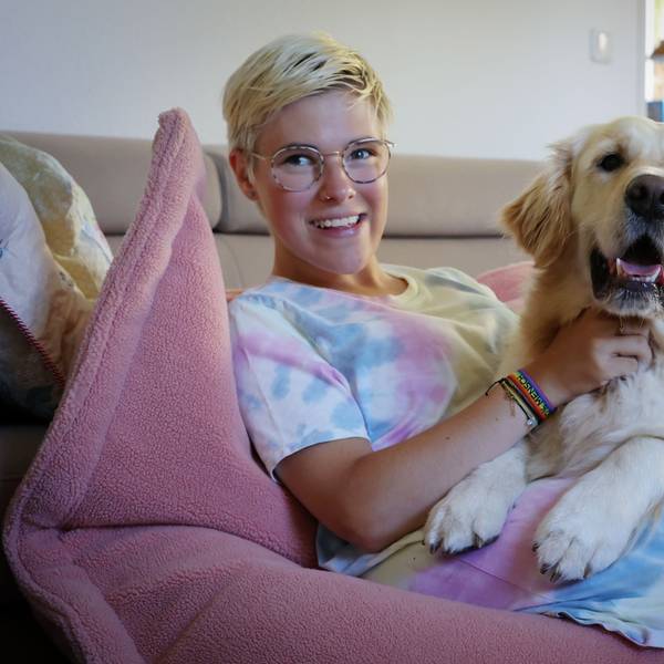 Porträt von Frieda Krieger und von ihrem Assistenzhund Aidan