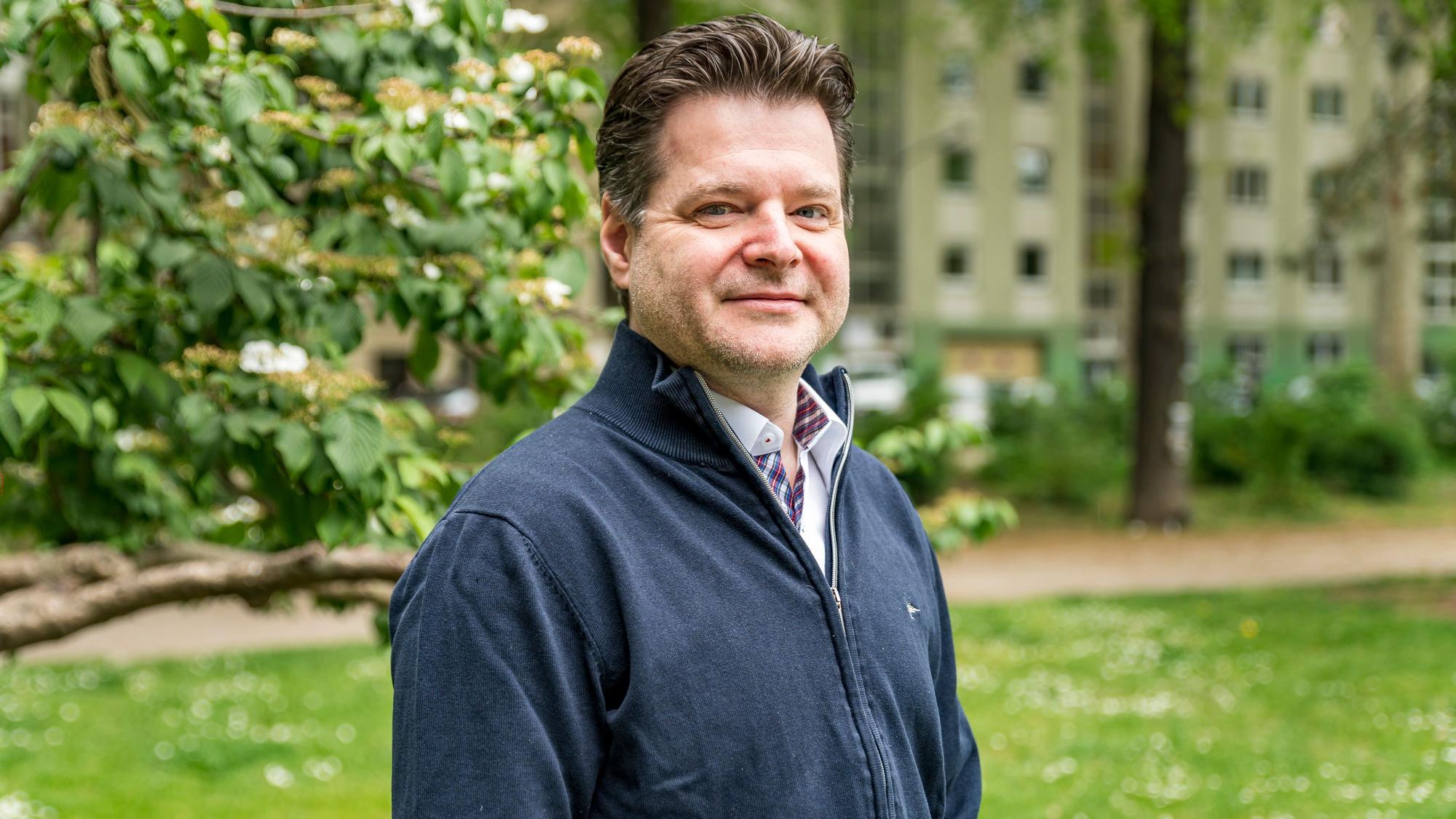 Andrei Kovacs, Geschäftsführer des Vereins Jüdisches Leben in Europa, ist im Porträt zu sehen.