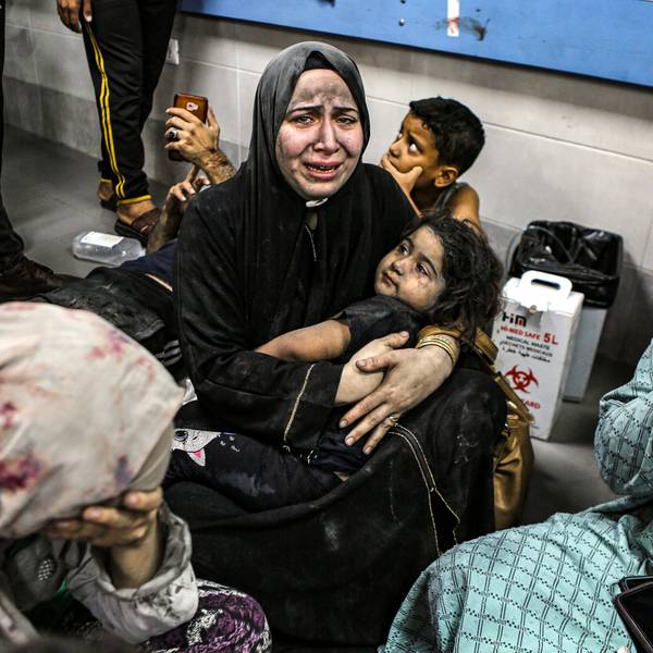 Verwundete Palästinenser sitzen im Eingangsbereich des Al-Shifa-Krankenhauses, nachdem es im Al-Ahli-Krankenhaus zu einer verheerenden Explosion mit laut örtlichen Angaben hunderten Toten gekommen ist.