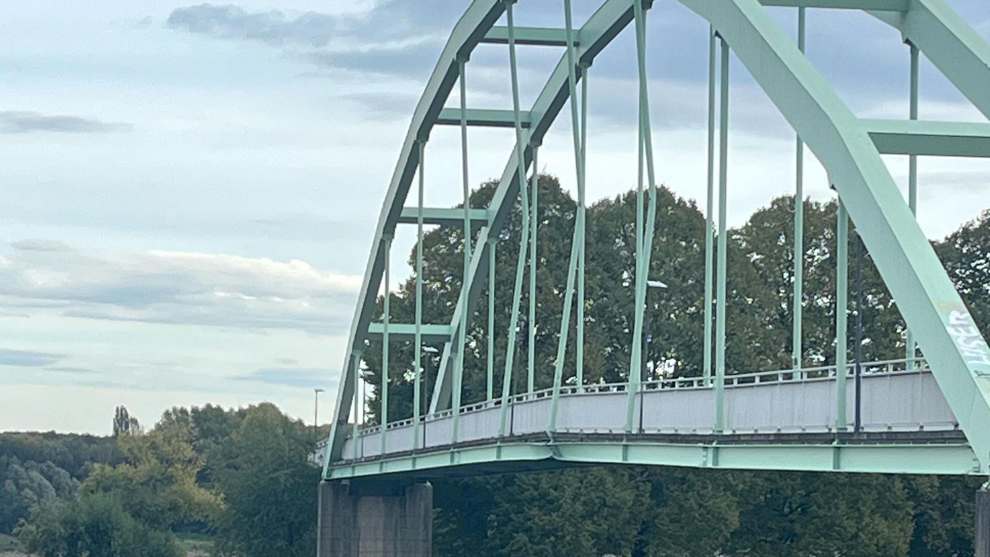 Beschädigte Brücke am Niehler Hafen