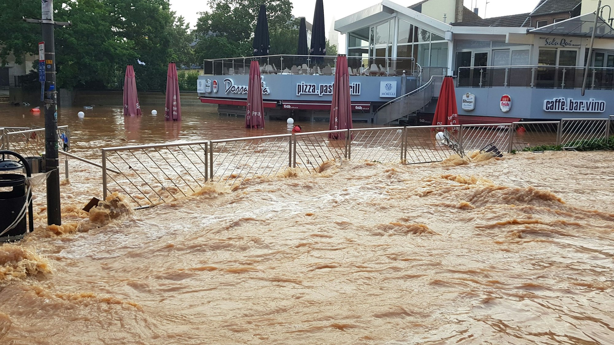 Das Foto aus der Euskirchener Ausstellung im Stadtmuseum zeigt die Wasserfluten in der Neustraße und dem vollgelaufenen Herz-Jesu-Vorplatz.
