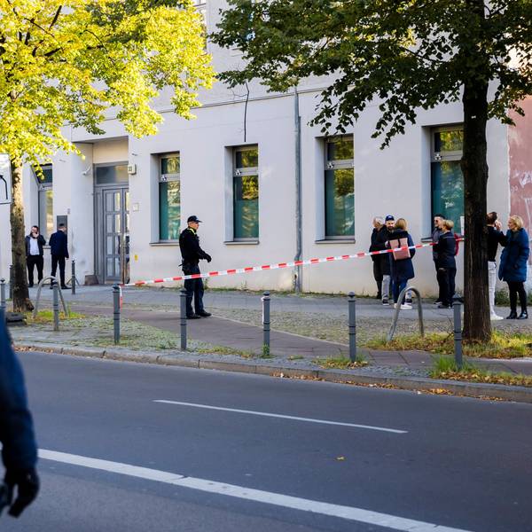 Polizeikräfte stehen vor der jüdischen Gemeinde Kahal Adass Jisroel in der Brunnenstraße in Berlin-Mitte. Auf das Haus mit jüdischen Einrichtungen in Berlin hat es nach Angaben der betroffenen Gemeinde in der Nacht zum Mittwoch einen versuchten Brandanschlag gegeben.