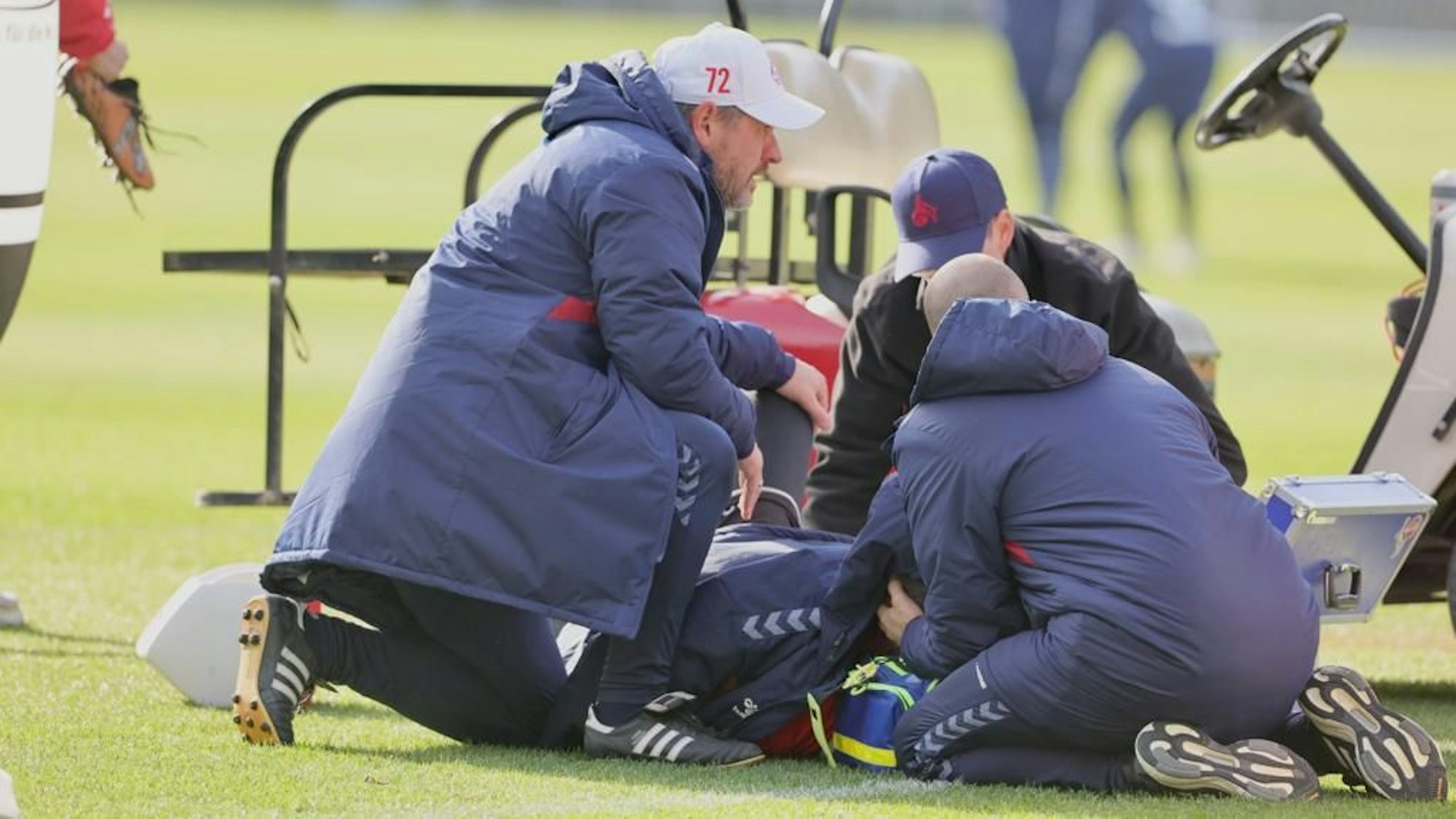 Torwart Philipp Pentke vom 1. FC Köln hat sich im Training offenbar schwerer verletzt.