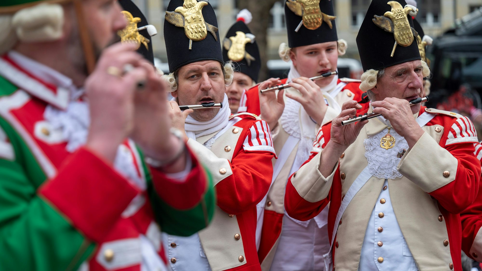 Alle Traditionskorps spielen gemeinsam beim Funkenbiwak der Roten Funken am Neumarkt.