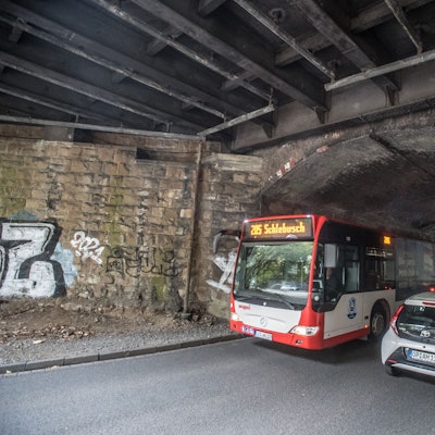 Lützenkirchener Straße: Die Bahn muss die alte Brücke erneuern.
