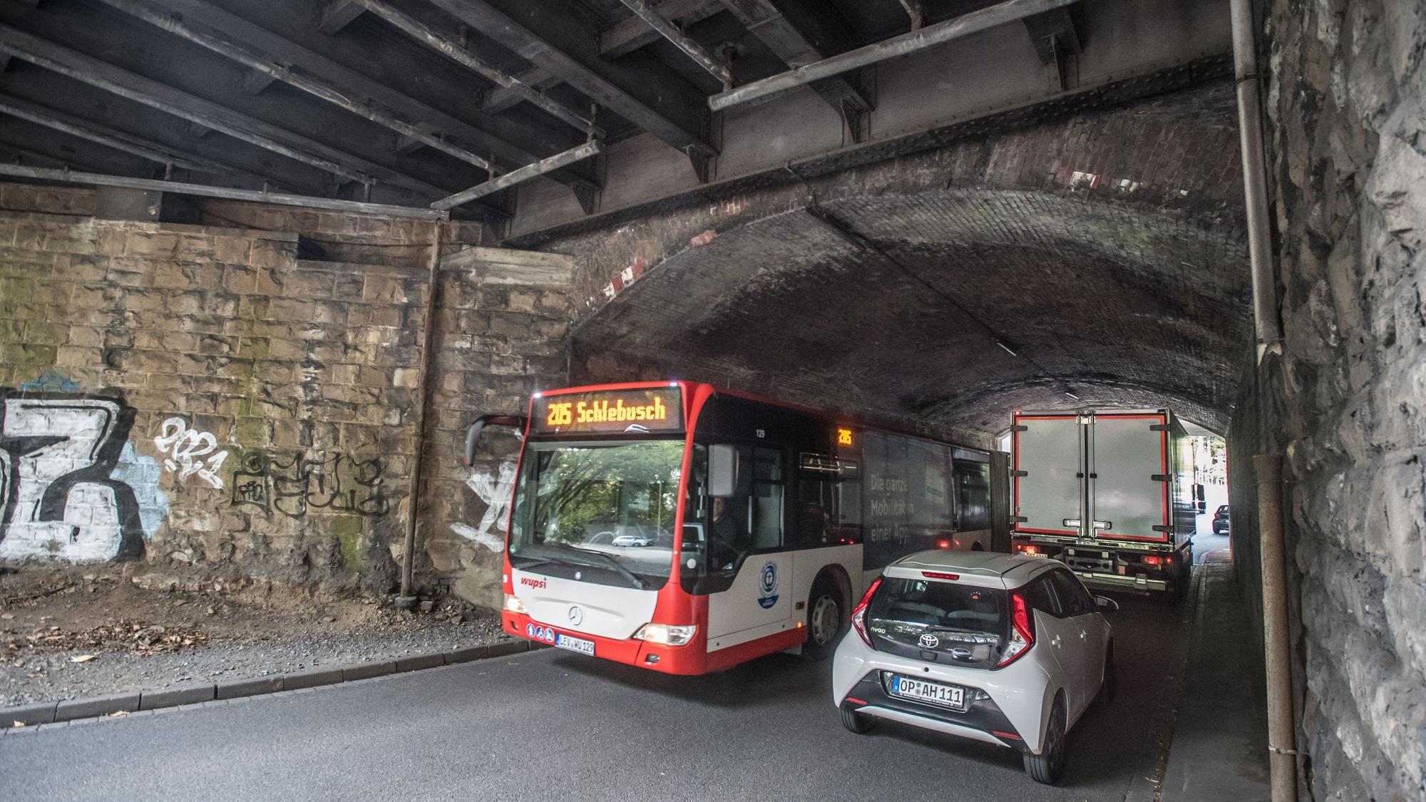 Lützenkirchener Straße: Die Bahn muss die alte Brücke erneuern.