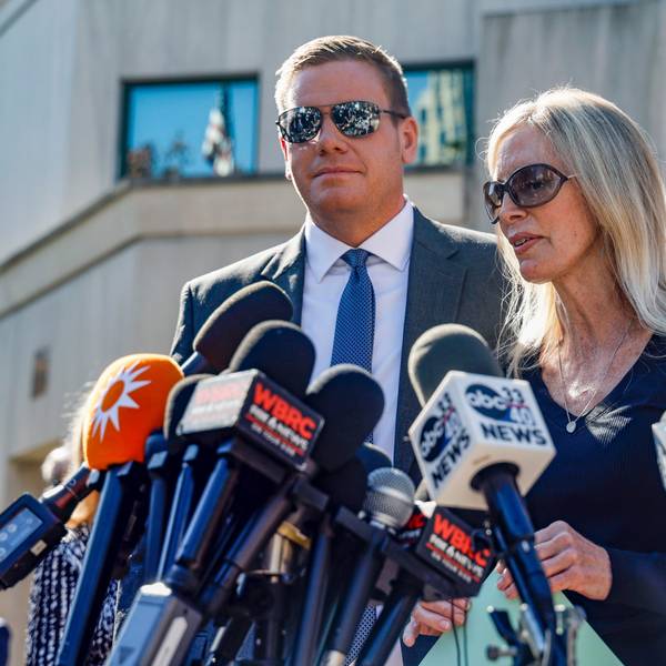 Beth Holloway spricht zu den Medien nach dem Erscheinen von Joran van der Sloot im Hugo L. Black Federal Courthouse in Birmingham, Alabama, am Mittwoch, 18. Oktober 2023.