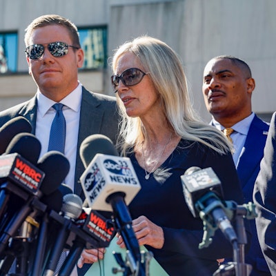 Beth Holloway spricht zu den Medien nach dem Erscheinen von Joran van der Sloot im Hugo L. Black Federal Courthouse in Birmingham, Alabama, am Mittwoch, 18. Oktober 2023.