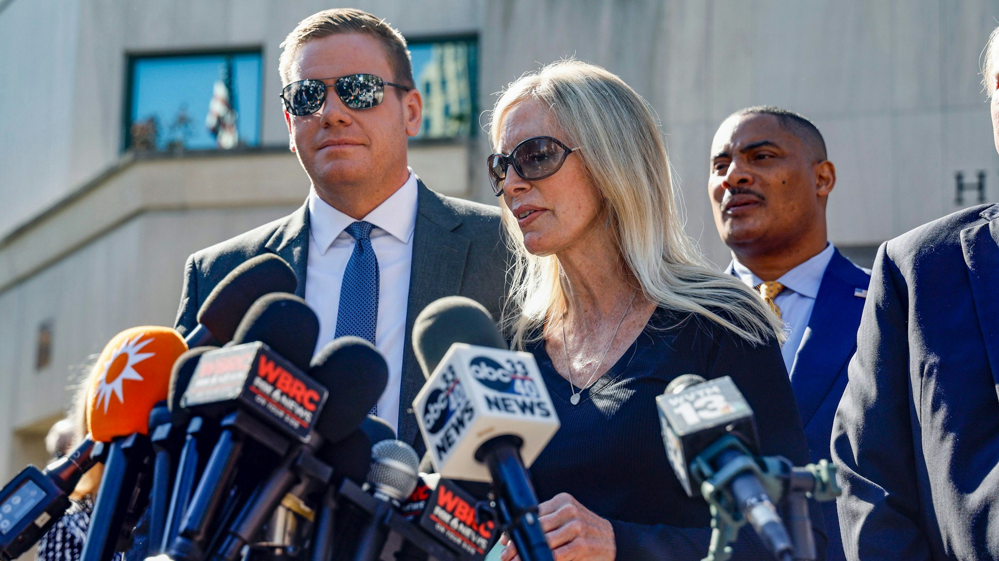 Beth Holloway spricht zu den Medien nach dem Erscheinen von Joran van der Sloot im Hugo L. Black Federal Courthouse in Birmingham, Alabama, am Mittwoch, 18. Oktober 2023.