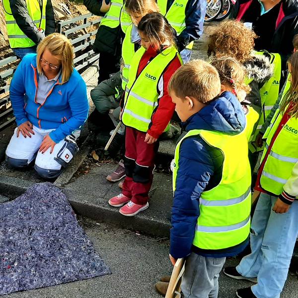 Rund um die GGS Im Kirchfeld in Lützenkirchen sprühten die Schülerinnen und Schüler des Schülerparlaments gemeinsam mit Malermeister Jens Wagner und Malermeisterin Maike Schmale Fußbadrücke auf die Wege, die einen sicheren Schulweg anzeigen und garantieren sollen.