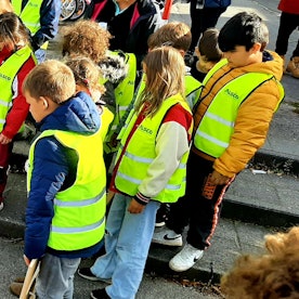 Rund um die GGS Im Kirchfeld in Lützenkirchen sprühten die Schülerinnen und Schüler des Schülerparlaments gemeinsam mit Malermeister Jens Wagner und Malermeisterin Maike Schmale Fußbadrücke auf die Wege, die einen sicheren Schulweg anzeigen und garantieren sollen.
