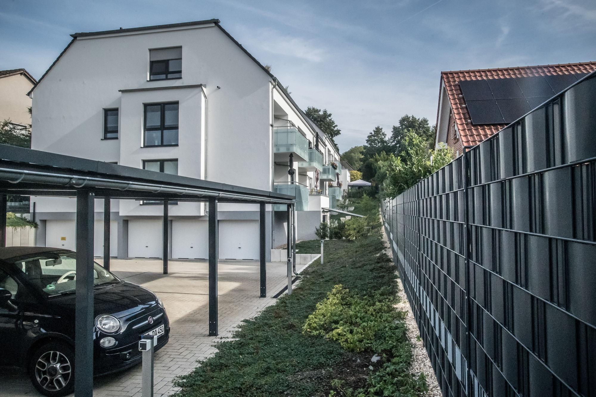 Neukronenberger Straße: 2020 wurde hier gegen den erbitterten Widerstand von Nachbarn ein kleines Haus abgerissen zugunsten eines 14-Parteienhaus mit vielen Parkplätzen und ohne Garten.