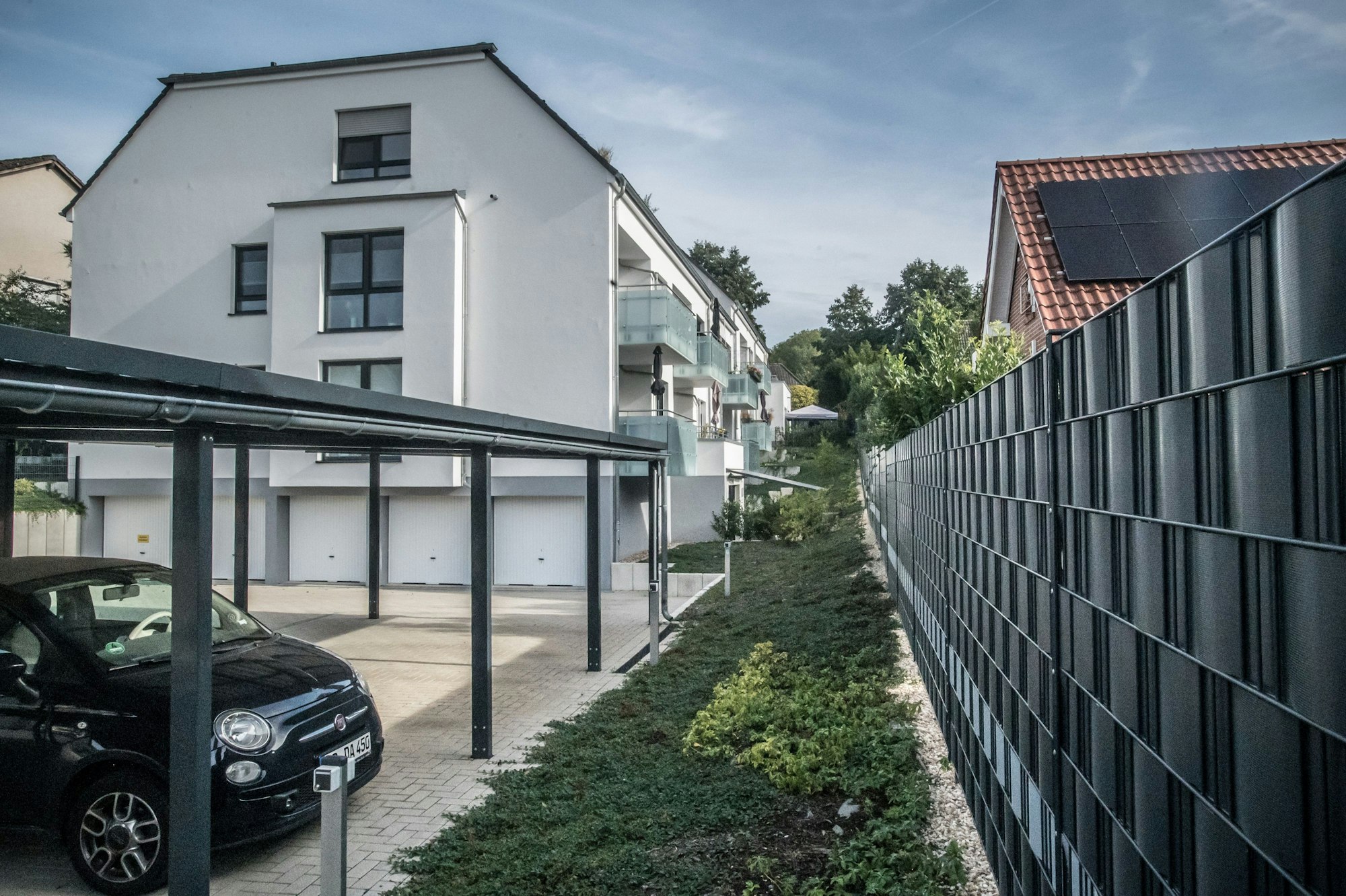 Neukronenberger Straße: 2020 wurde hier gegen den erbitterten Widerstand von Nachbarn ein kleines Haus abgerissen zugunsten eines 14-Parteienhaus mit vielen Parkplätzen und ohne Garten.
