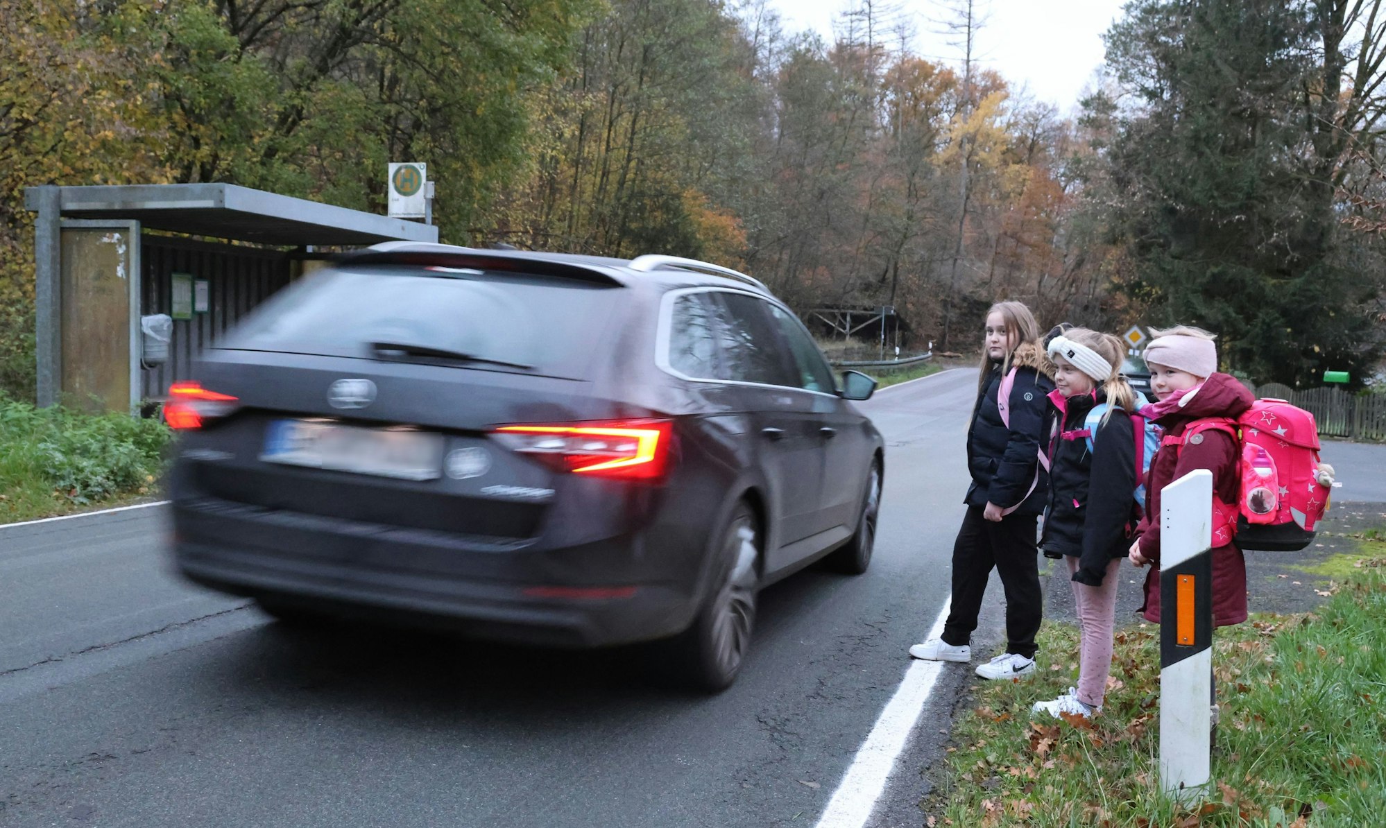Kinder beim Überqueren der L 320 in Lindscheider Mühle.
