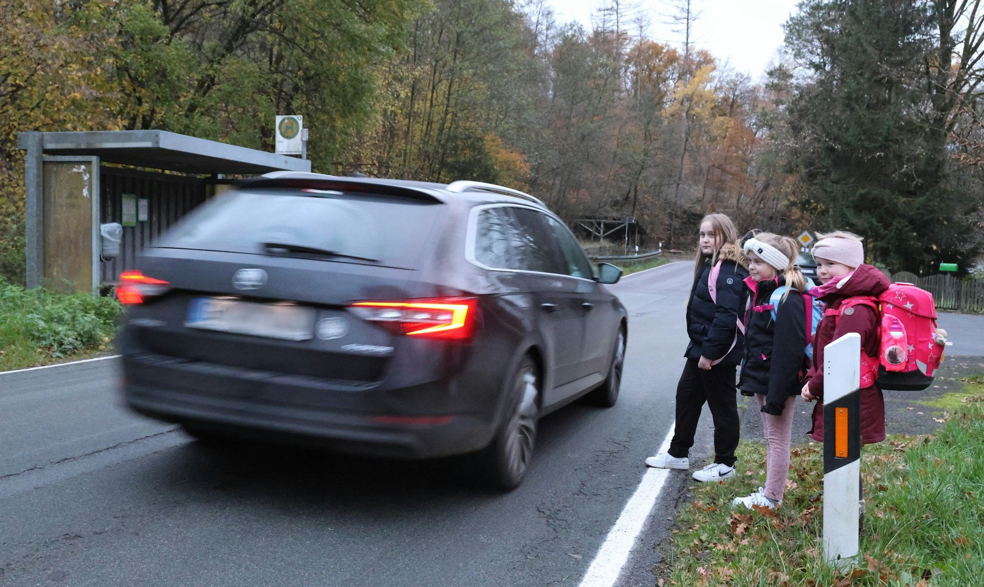 Kinder beim Überqueren der L 320 in Lindscheider Mühle.