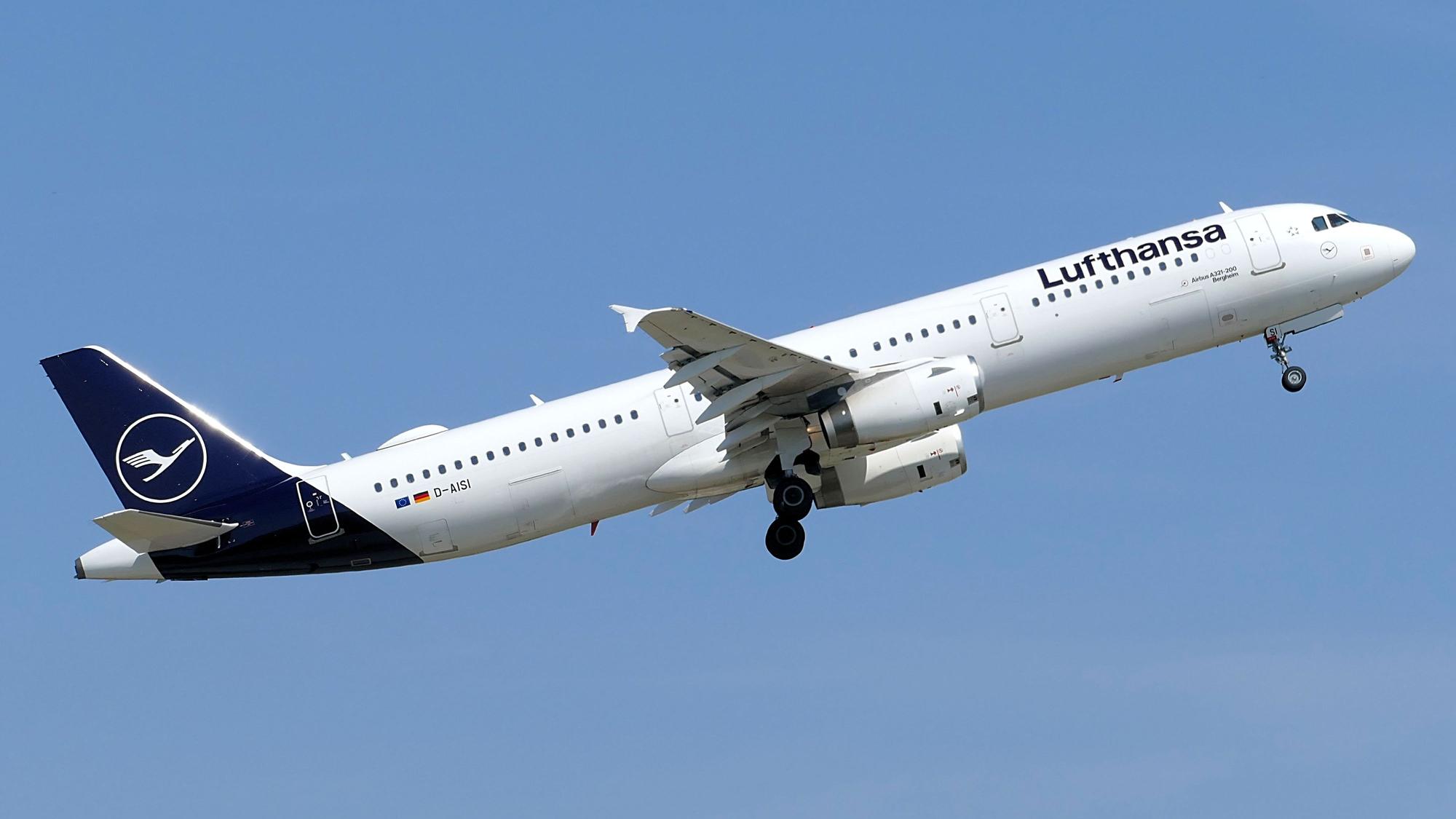 Auf dem Foto ist der Airbus A321 mit dem Namen „Bergheim“ zu sehen.
