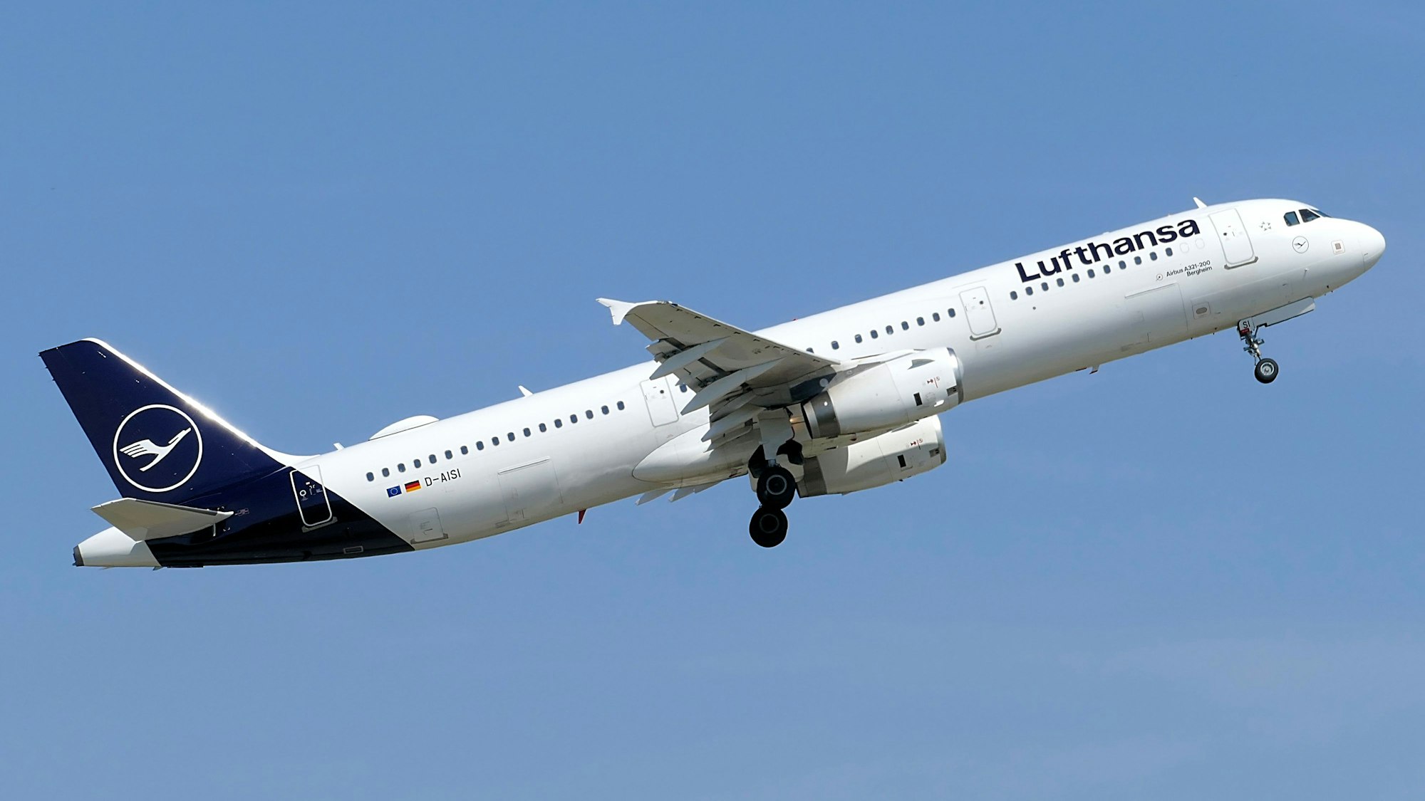 Auf dem Foto ist der Airbus A321 mit dem Namen „Bergheim“ zu sehen.