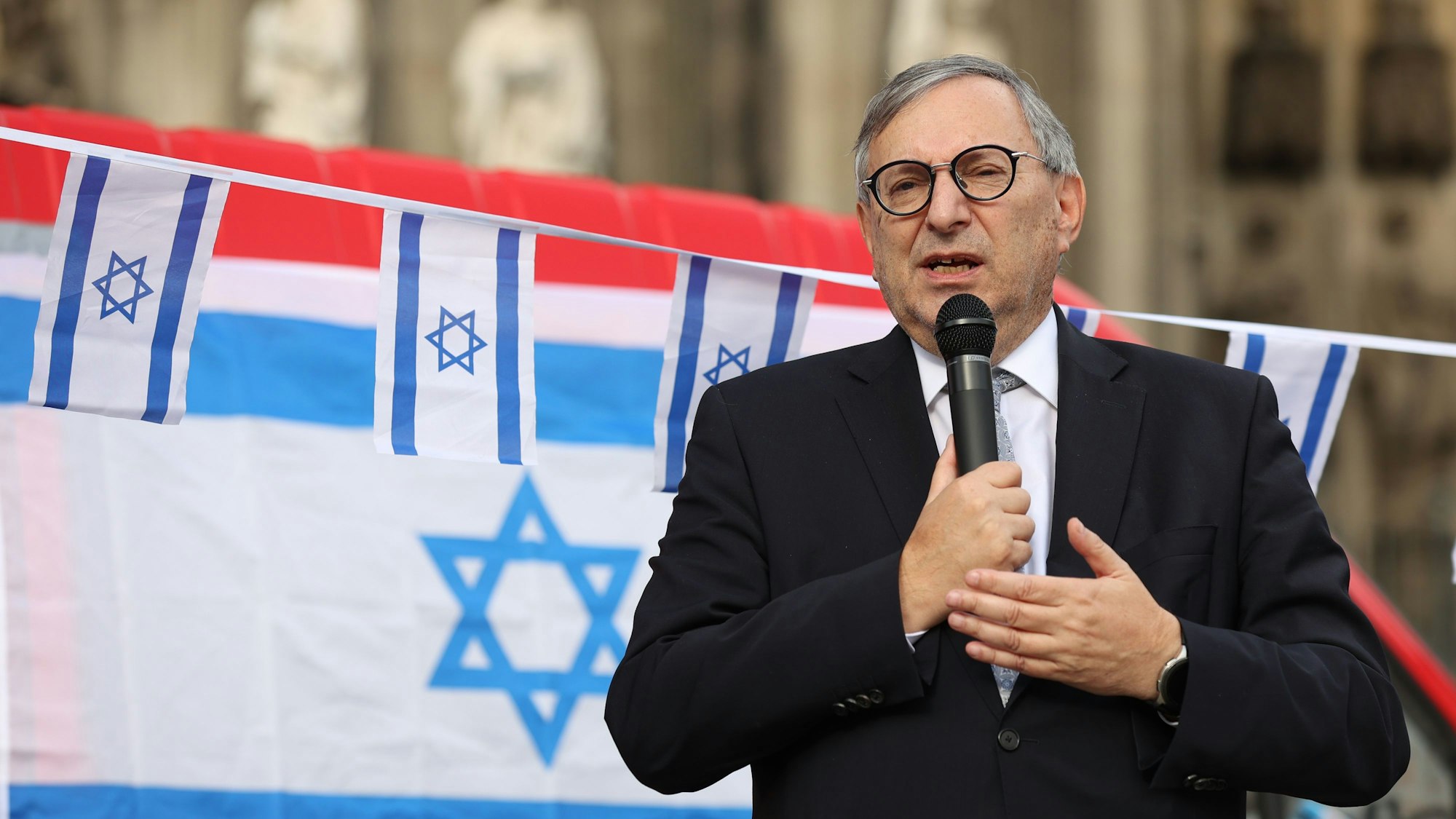 Zu sehen bei einer Pro Israel Kundgebung auf dem Roncalliplatz ist Abraham Lehrer, Vorstand der Synagogen-Gemeinde Köln.