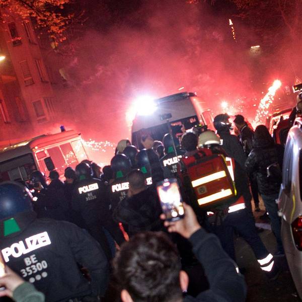 Teilnehmer einer verbotenen Pro-Palästina-Demonstration zünden in der Nähe der Sonnenallee im Bezirk Neukölln Pyrotechnik.