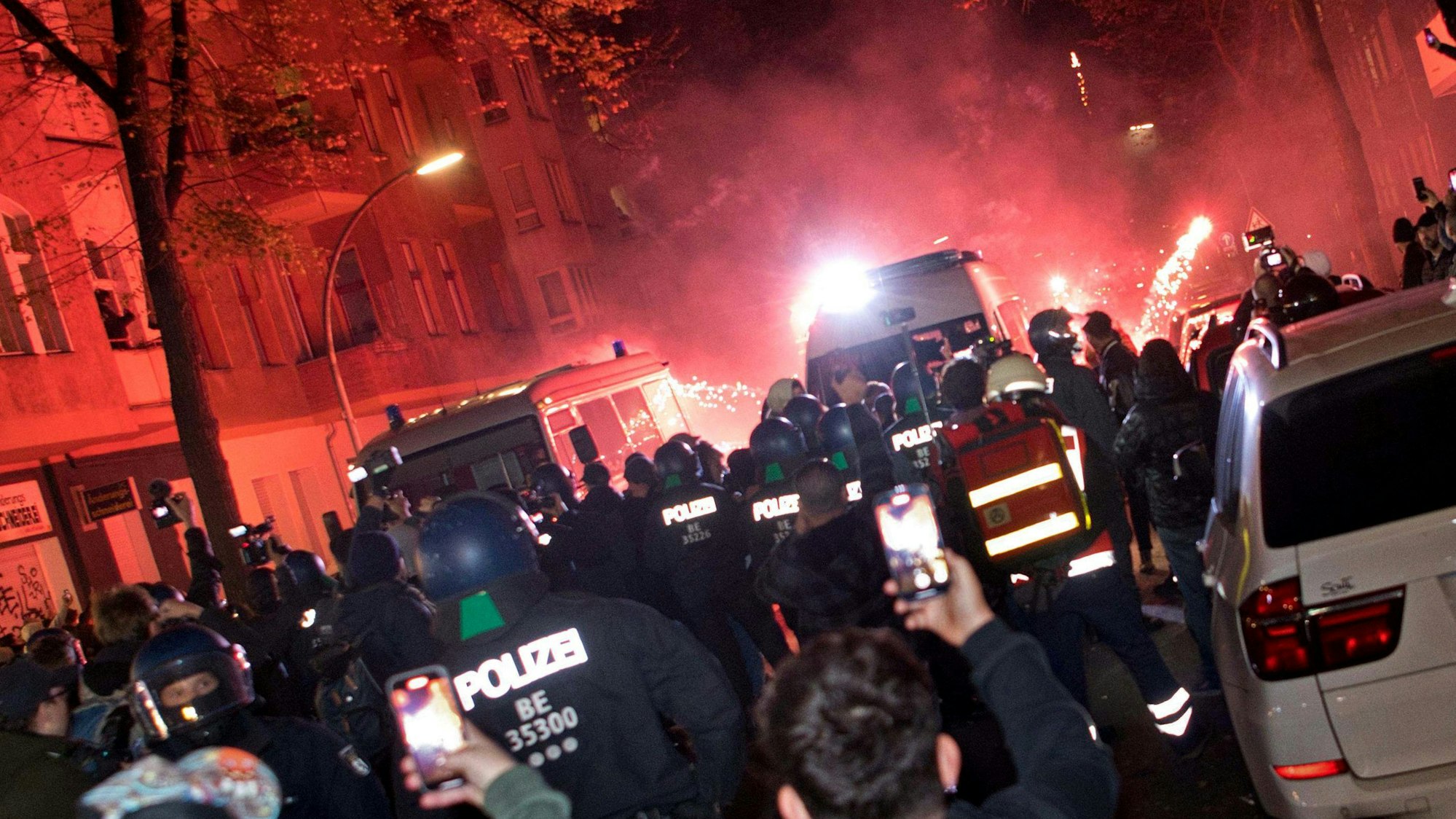 Teilnehmer einer verbotenen Pro-Palästina-Demonstration zünden in der Nähe der Sonnenallee im Bezirk Neukölln Pyrotechnik.