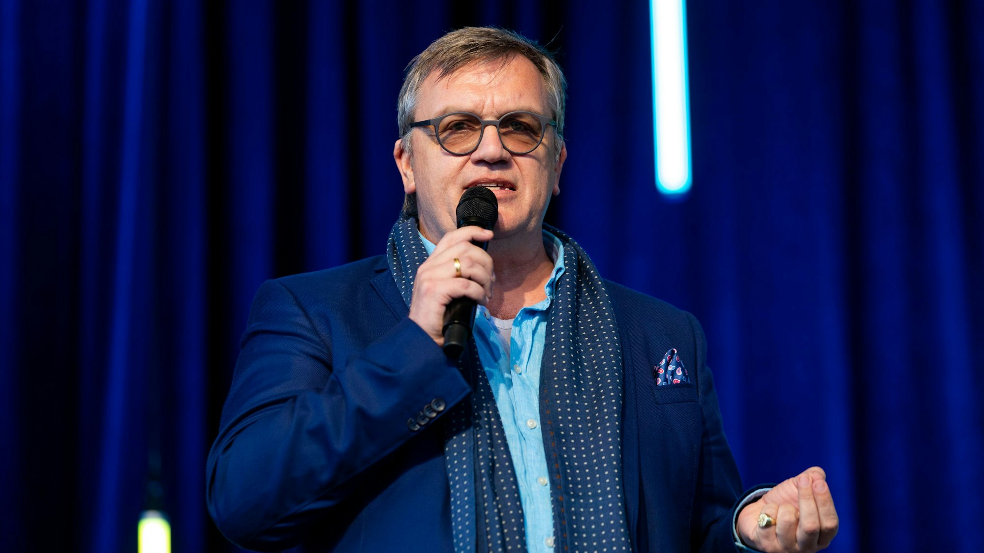 Hape Kerkeling im Juni 2021 auf der Bühne des Kölner Tanzbrunnens.