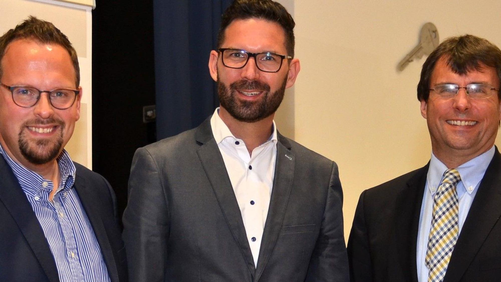 Neu an der Spitze von Morsbachs CDU ist Dirk Fassbender (Mitte), Vorgänger Thomas Jüngst (links) und Landesfinanzminister Dr. Marcus Optendrenk gratulieren in der Kulturstätte dem Frischgewählten.