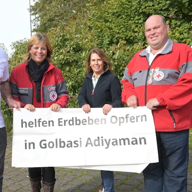 Das Foto zeigt Erhan Karahan vom Imbiss in Bechen, Susanne Bresse vom DRK Kürten, Claudia Jamann vom Rewe-Markt Eichhof und Christian Broich vom DRK Kürten.