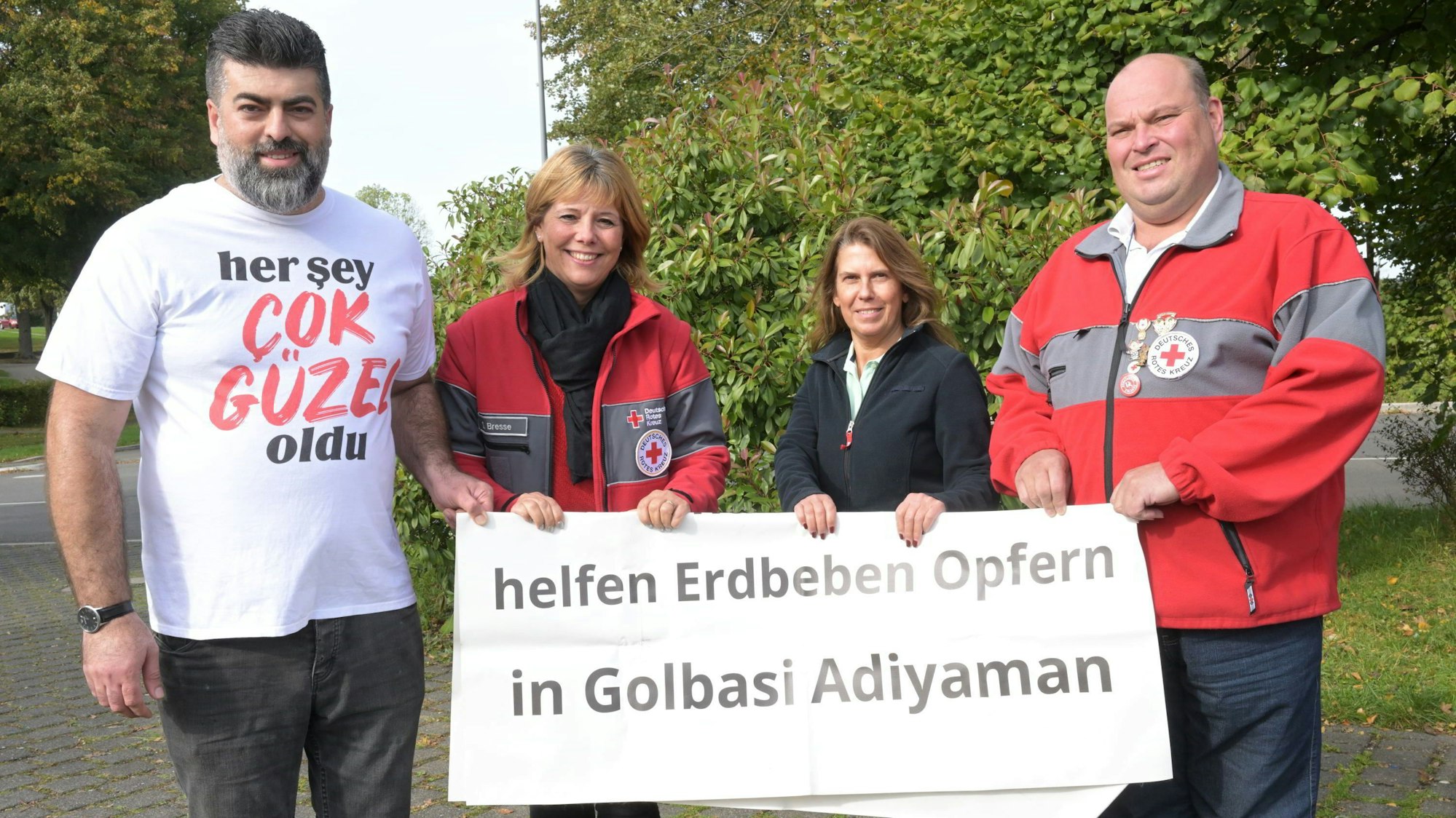 Das Foto zeigt Unterstützer der Kürtener Spendenaktion für das Erdbebengebiet in der Türkei