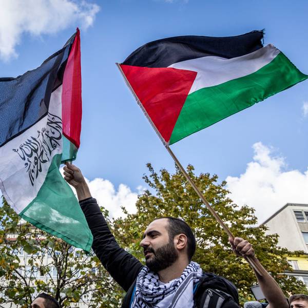 Teilnehmer einer Pro-Palästina-Demonstration schwenken Palästina-Flaggen. Nach dem Terrorangriff der Hamas auf Israel kam es deutschlandweit zu zahlreichen Reaktionen.