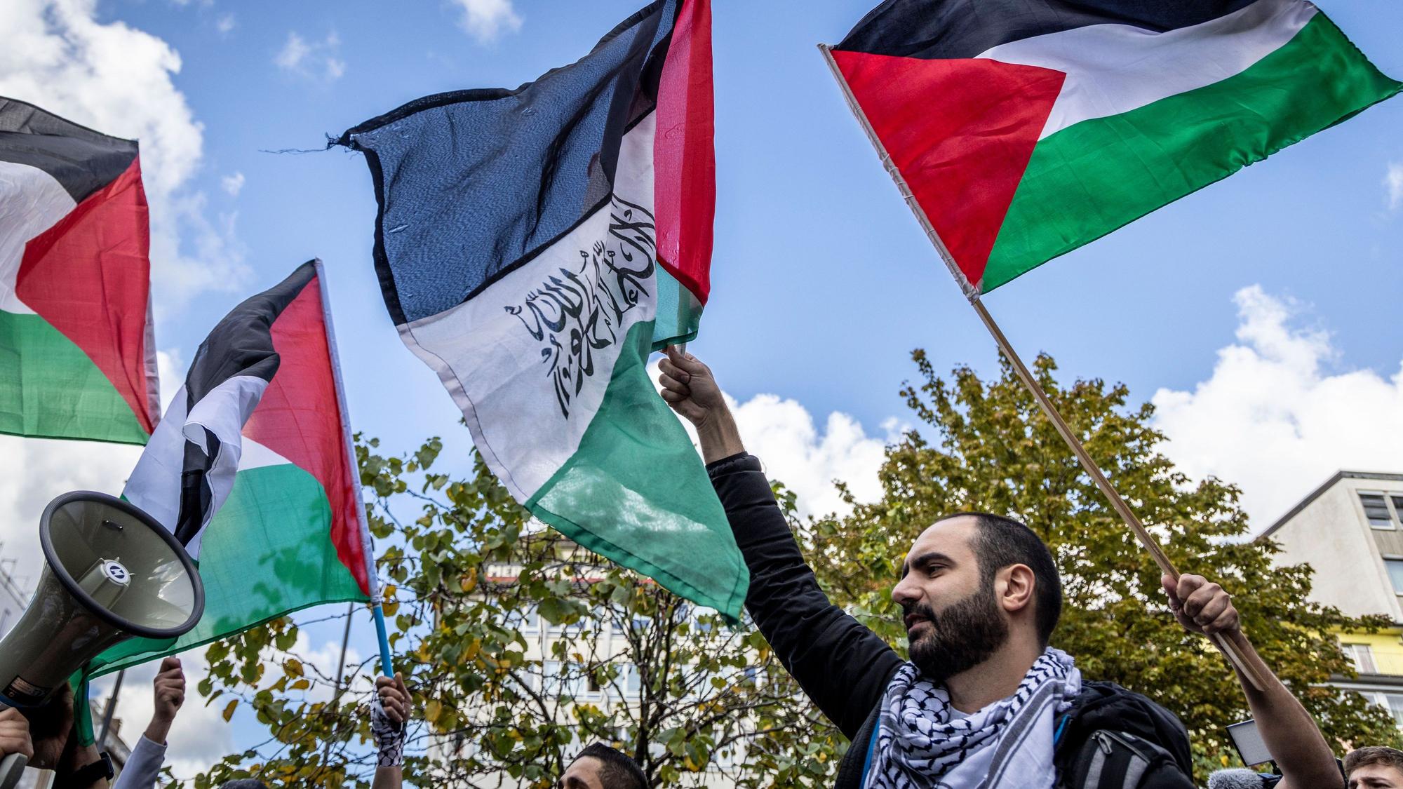 Teilnehmer einer Pro-Palästina-Demonstration schwenken Palästina-Flaggen. Nach dem Terrorangriff der Hamas auf Israel kam es deutschlandweit zu zahlreichen Reaktionen.