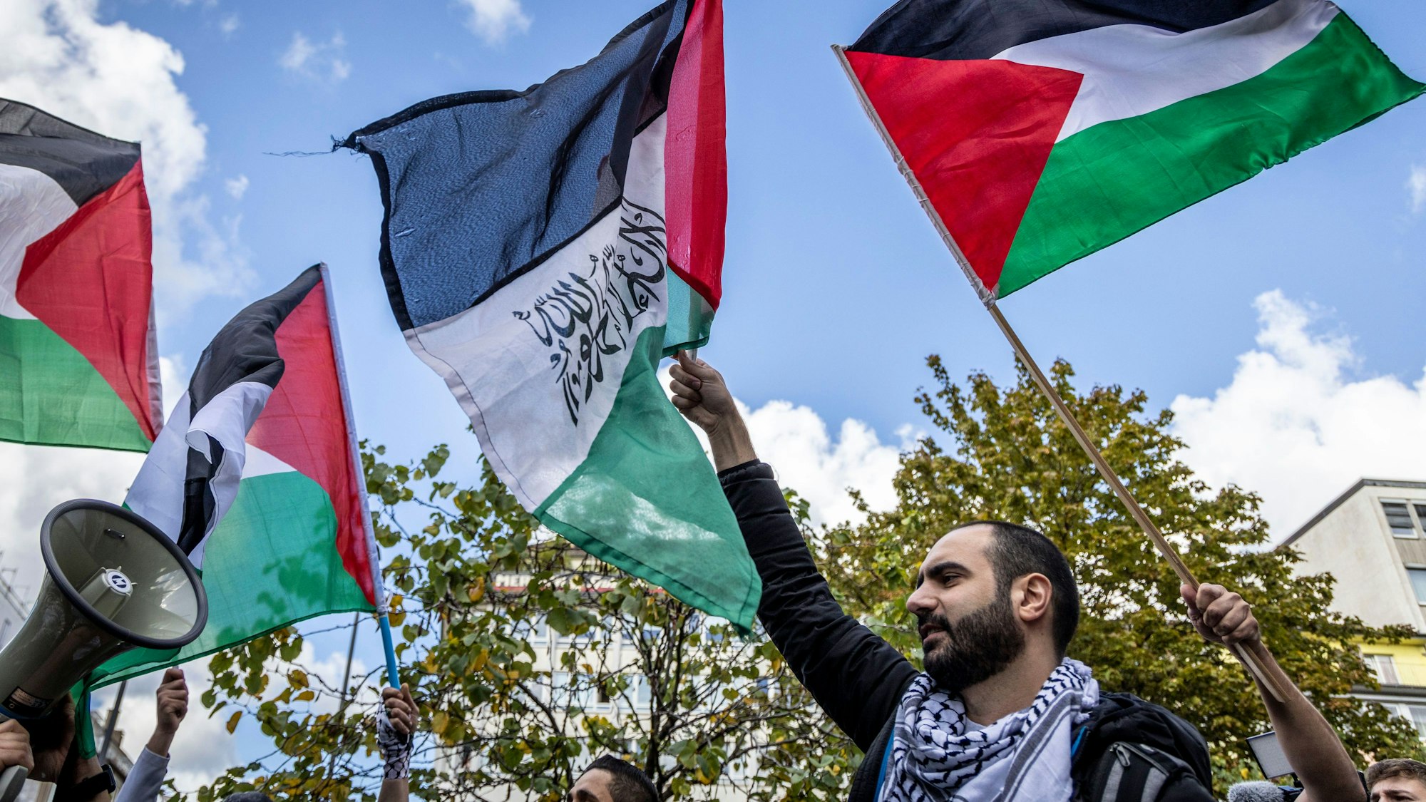 Teilnehmer einer  Pro-Palästina-Demonstration schwenken Palästina-Flaggen. Nach dem Terrorangriff der Hamas auf Israel kam es deutschlandweit zu zahlreichen Reaktionen.