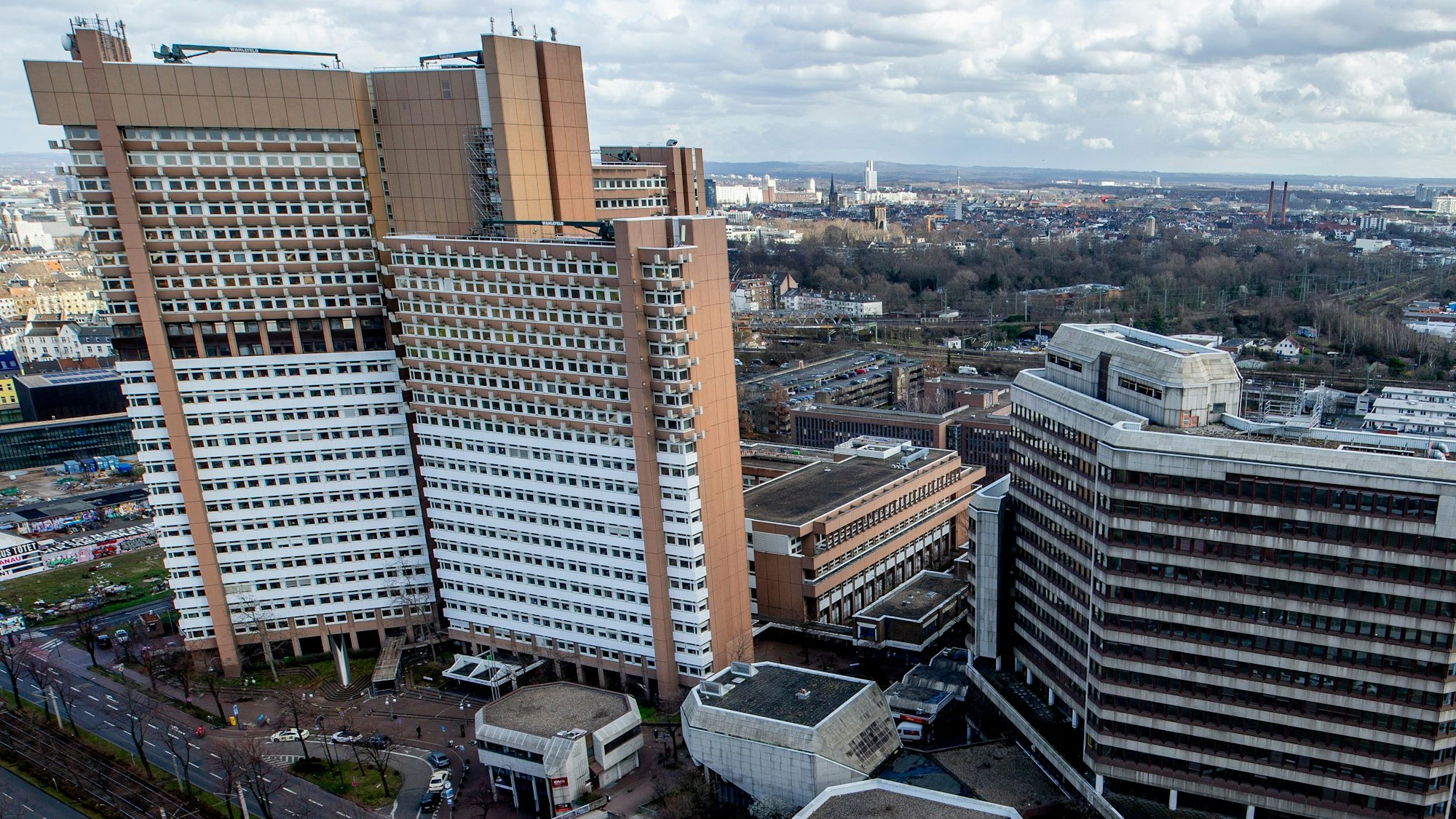 Blick auf das Justizzentrum Köln. Dahinter befindet sich das Gebäude der Staatsanwaltschaft, daneben die alte Arbeitsagentur.