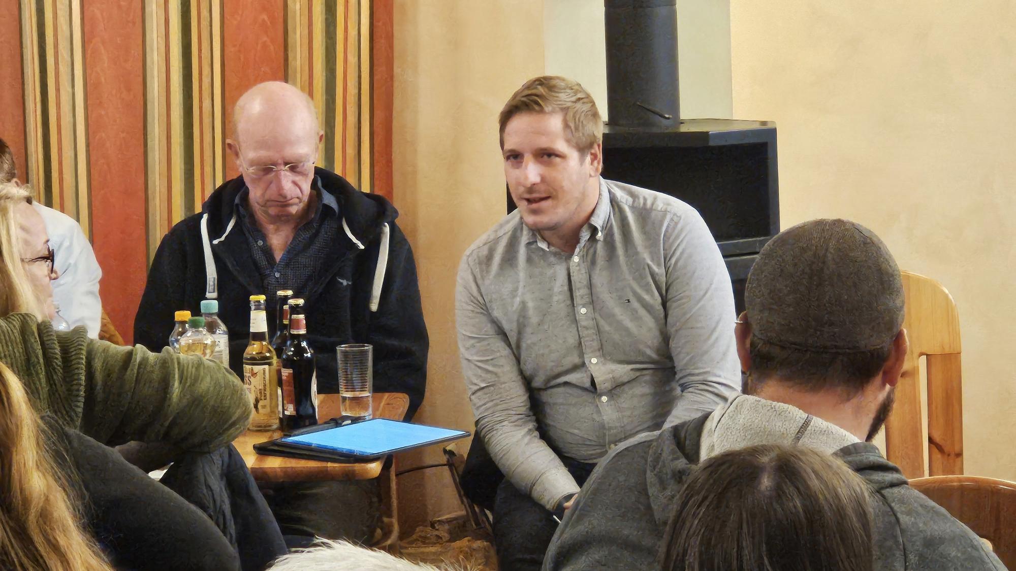 Zu sehen sind der zweite Vorsitzende des TV Kall, Richard Fremerey (l.), und Landrat Markus Ramers.