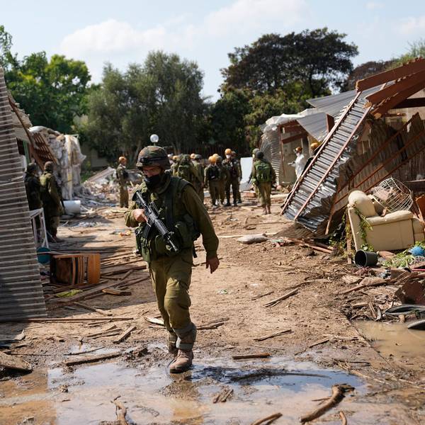 Ein israelischer Soldat geht am Dienstag, 10. Oktober 2023, durch das Kibbuz Kfar Azza. (Symbolbild)