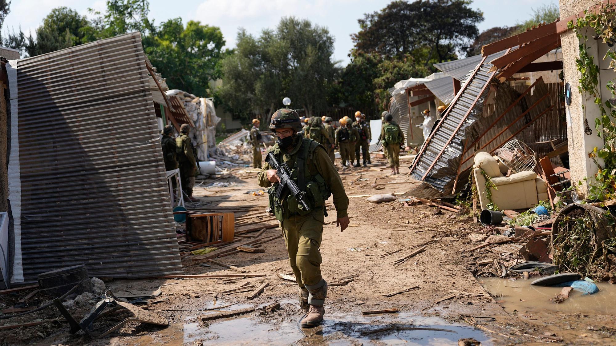 Ein israelischer Soldat geht am Dienstag, 10. Oktober 2023, durch das Kibbuz Kfar Azza. (Symbolbild)