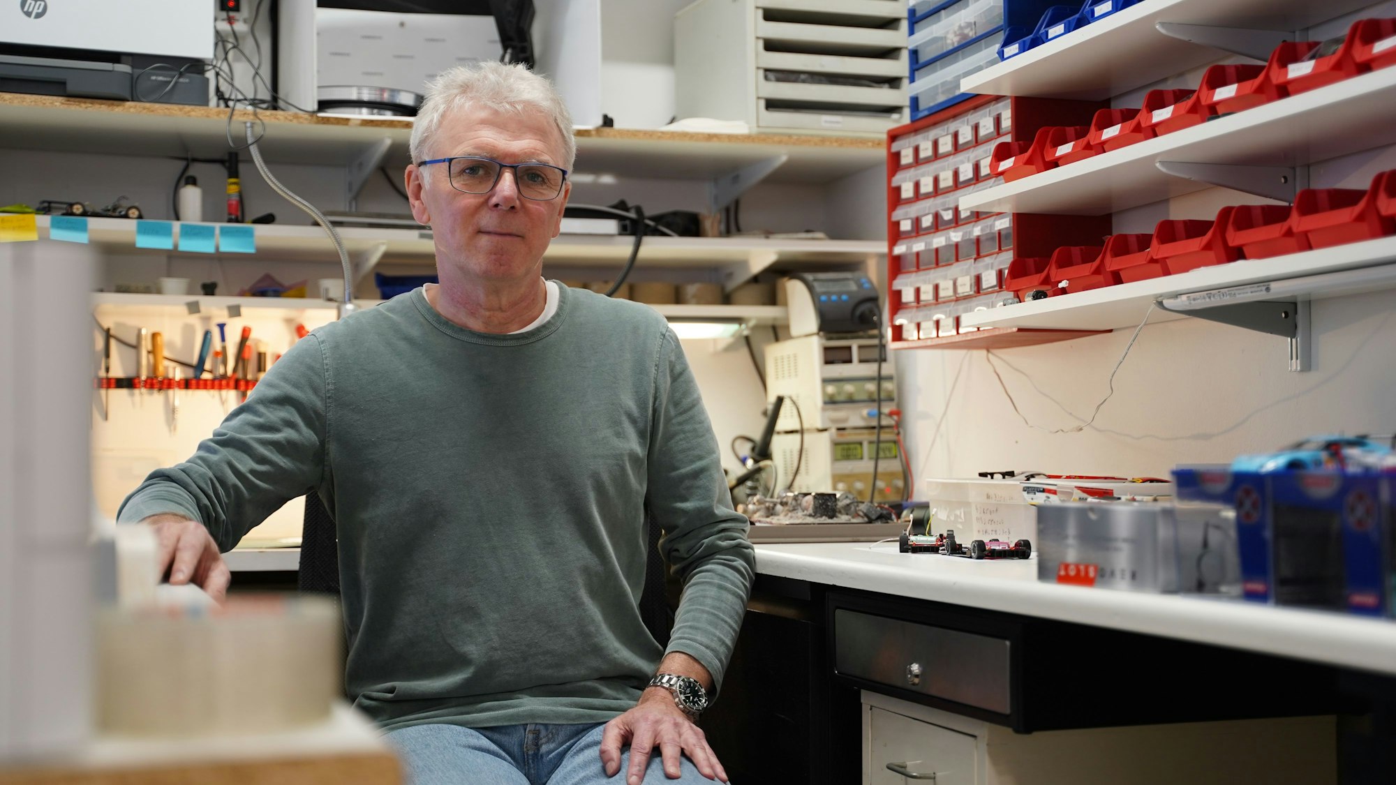 Klaus Hoely in seiner Werkstatt.