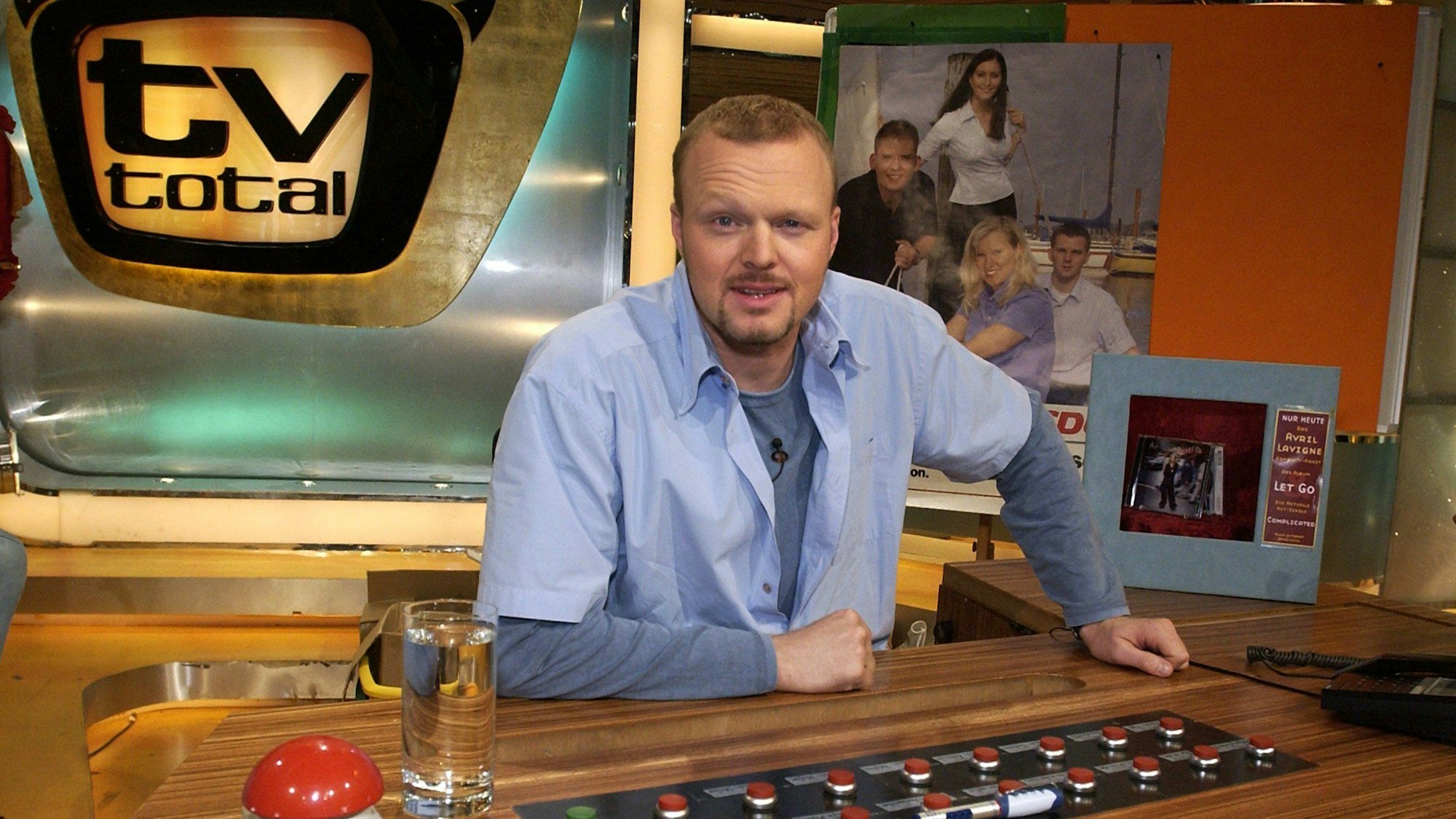 Das Archivbild zeigt Moderator Stefan Raab am 17.09.2002 im Studio seiner TV-Show ‚TV Total‘ in Köln. Die Rechte an der Sendung behält Brainpool nach dem Ende der Partnerschaft mit Raab.