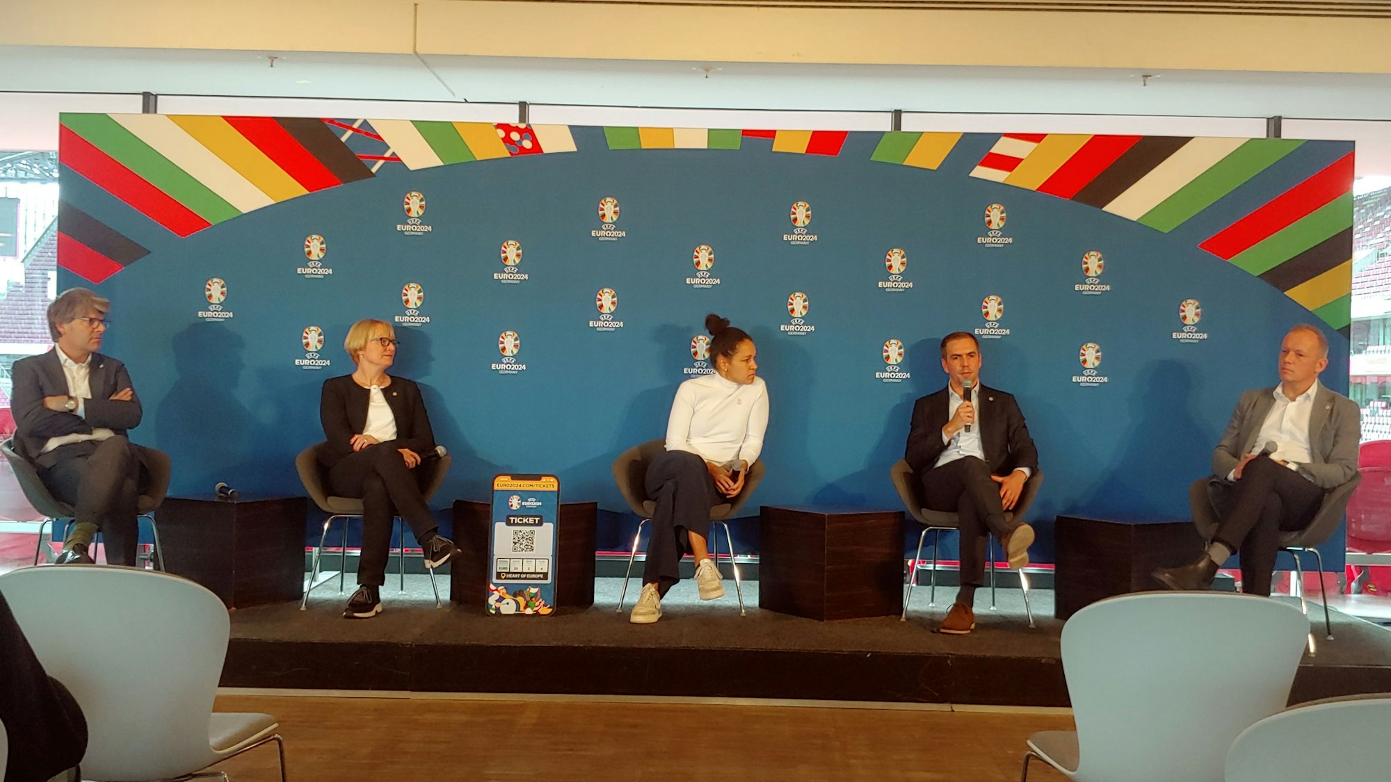 Zu sehen sind v.l.n.r.: Oliver Wolff, Hauptgeschäftsführer des Verbandes Deutscher Verkehrsunternehmen (VDV), die Vorstandsvorsitzende der Kölner Verkehrs-Betriebe (KVB), Stefanie Haaks, Uefa-Euro-Botschafterin Celia Šašic, der Turnierdirektor der Uefa, Philipp Lahm, sowie Markus Stenger, Geschäftsführer der Euro 2024 GmbH.