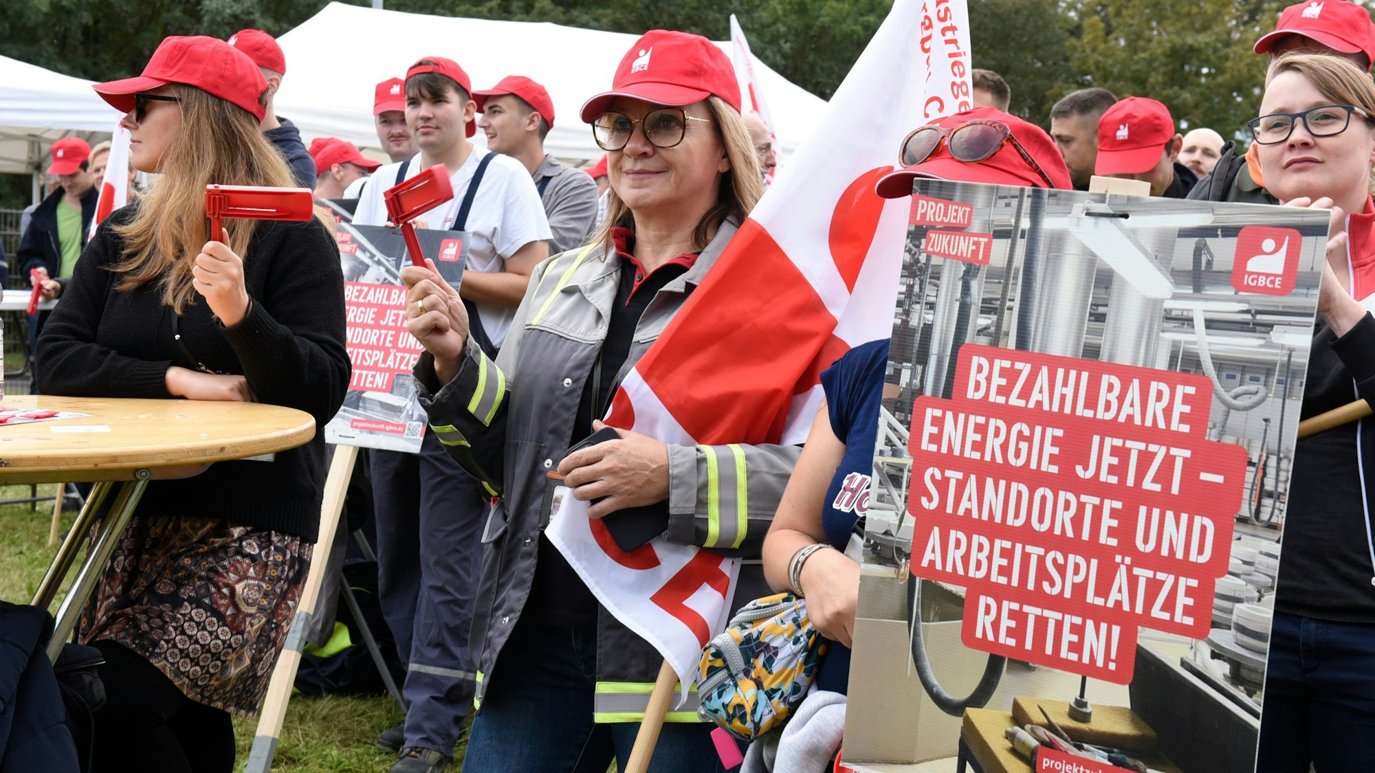 Das Foto zeigt Mitarbeitende aus der Wesselinger Chemiebranche.